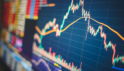 Grafico finanziario su uno schermo con fluttuazioni di mercato