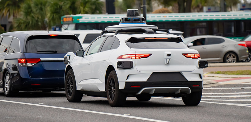 Veicolo a guida autonoma nel traffico